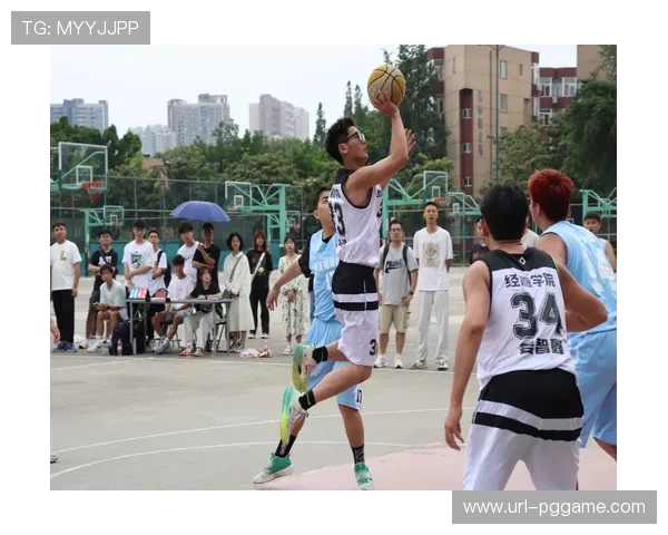 农学院与经管学院排球赛吸引众多观众，啦啦队营造热烈气氛